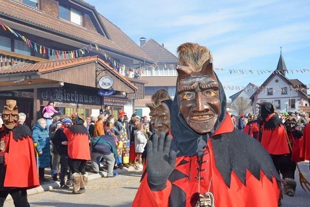 Rtenbach: Strahlender Sonnenschein lockt Znfte wie Besucher zahlreich zum Umzug