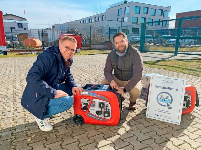 Brgermeister Kai-Achim Klare (links) ...er Schindler mit dem Notstromaggregat.  | Foto: Gemeinde Rust