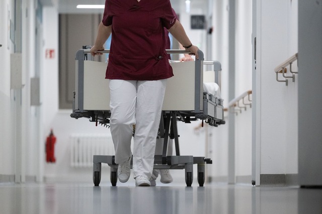 Besch&auml;ftigte in kommunalen Klinik...um Warnstreik aufgerufen. (Archivbild)  | Foto: Marijan Murat/dpa