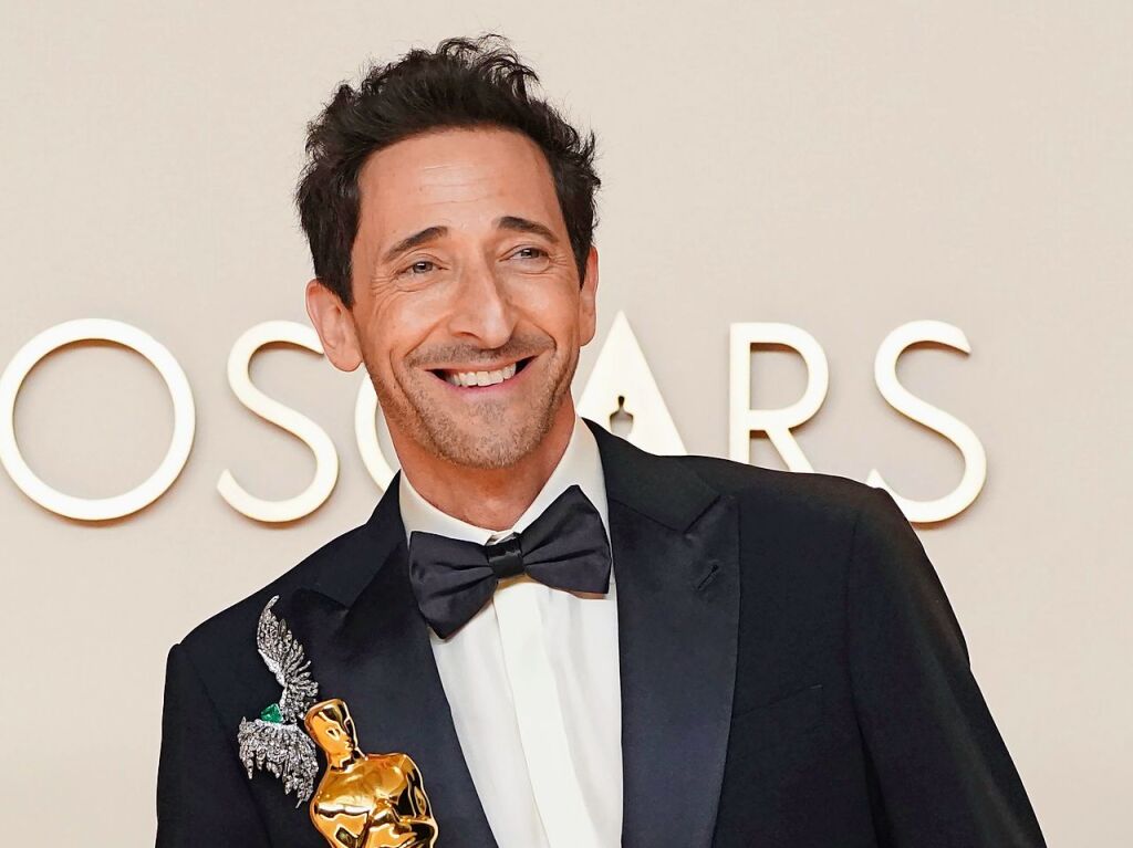 Adrien Brody, Gewinner des Preises fr die beste schauspielerische Leistung in einer Hauptrolle fr „The Brutalist“, freut sich im Presseraum der Oscar-Verleihung im Dolby Theatre ber die Auszeichnung.