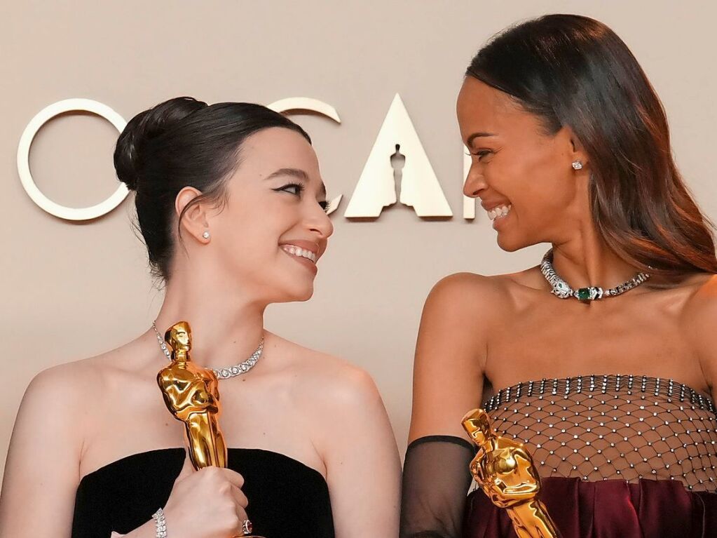 Mikey Madison (l), Gewinnerin des Preises fr die beste Leistung einer Hauptdarstellerin fr „Anora“, und Zoe Saldana, Gewinnerin des Preises fr die beste Leistung einer Nebendarstellerin fr „Emilia Perez“, freuen sich ber ihre Auszeichnungen.