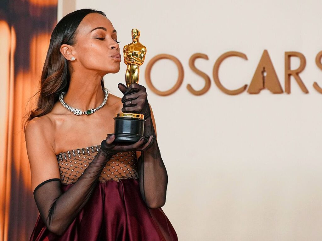 Zoe Saldana, Gewinnerin des Preises fr die beste Leistung einer Schauspielerin in einer Nebenrolle fr „Emilia Perez“, freut sich im Presseraum der Oscar-Verleihung  im Dolby Theatre.