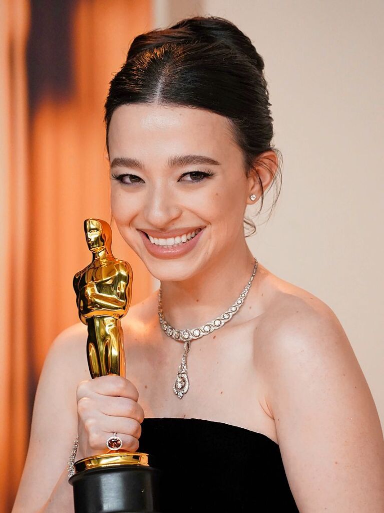 Mikey Madison, Gewinnerin des Preises fr die beste Leistung einer Hauptdarstellerin fr „Anora“, freut sich im Presseraum der Oscar-Verleihung im Dolby Theatre ber die Auszeichnung.