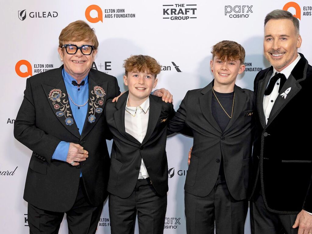 Elton John (l) und David Furnish (r) mit ihren Shne Zachary und Elijah kommen zur 33.Elton John AIDS Foundation Academy Awards Viewing Party.