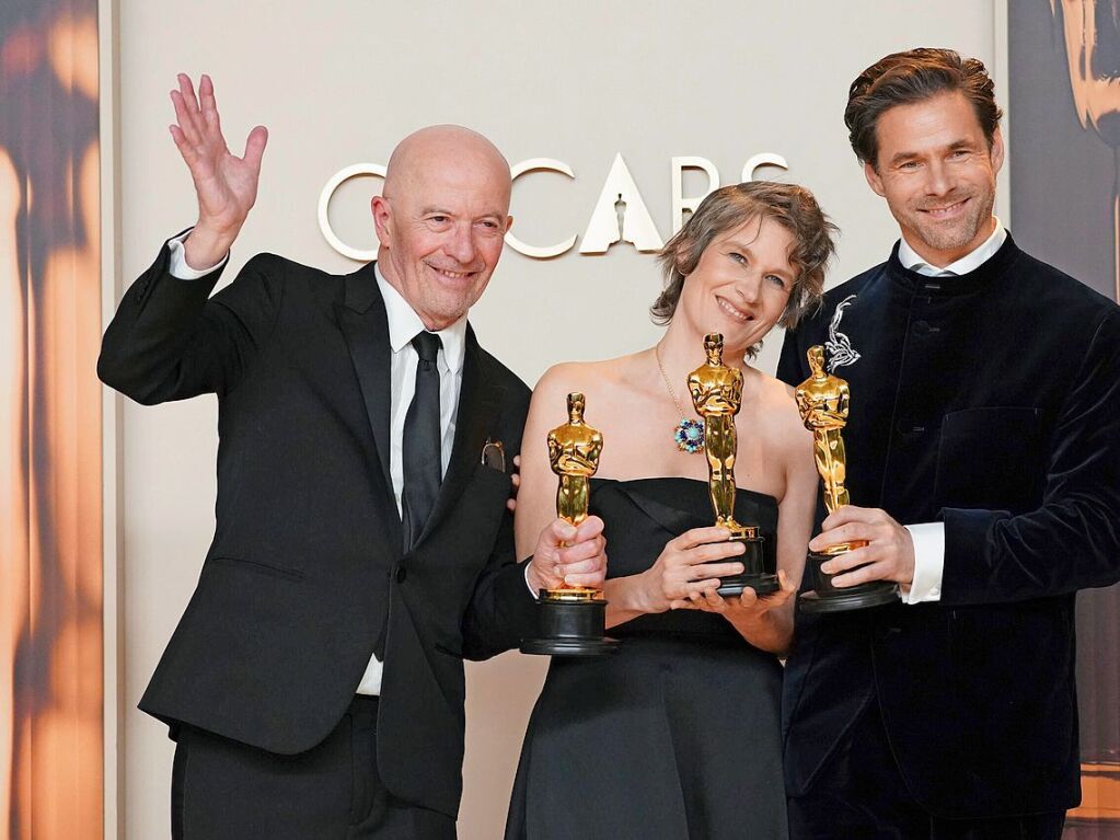 Jacques Audiard (l-r), Camille und Clement Ducol, Gewinner des Preises fr den besten Originalsong fr "El Mal" aus „Emilia Perez“, freuen sich im Presseraum der Oscar-Verleihung im Dolby Theatre ber die Auszeichnung.