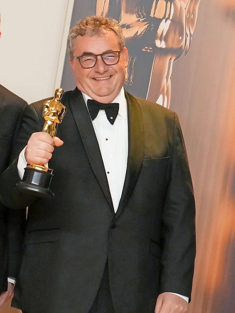 Gerd Nefzer, Gewinner im Team des Preises fr die besten visuellen Effekte fr „Dune: Teil Zwei“, freut sich im Presseraum der Oscar-Verleihung im Dolby Theatre ber die Auszeichnung.