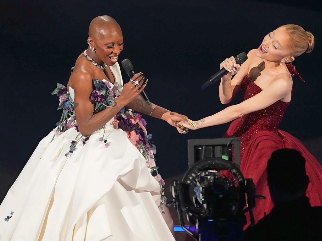 Cynthia Erivo (l) und Ariana Grande singen „Defying Gravity“.