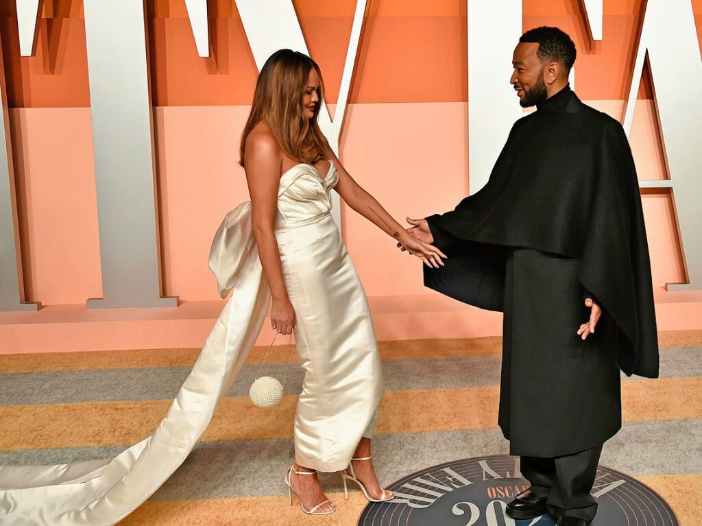 Chrissy Teigen und John Legend kommen zur Vanity Fair Oscar Party im Wallis Annenberg Center.