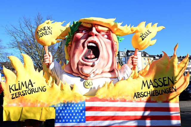 US-Pr&auml;sident Donald Trump sind al...r Rosenmontagszug drei Wagen gewidmet.  | Foto: Federico Gambarini/dpa