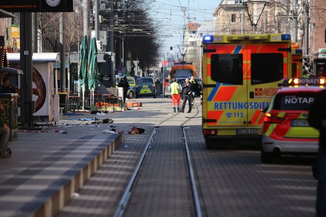 Rettungsdienste und Polizei stehen nac...ischenfall am Paradeplatz in Mannheim.  | Foto: Dieter Leder (dpa)