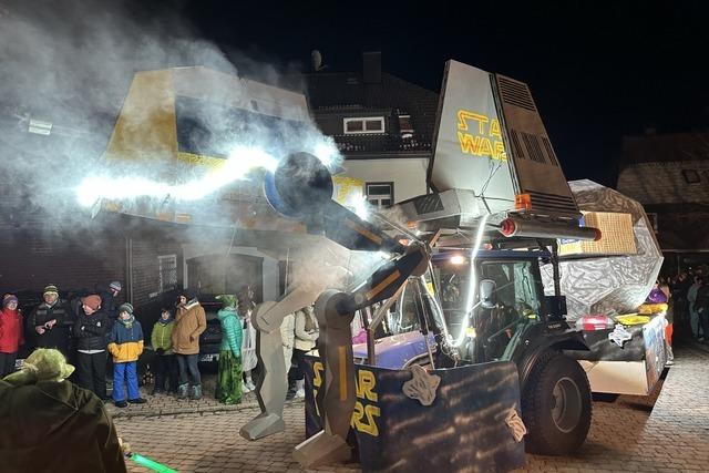 Fotos: Narren ziehen beim Nachtumzug durchs dunkle Altglashtten