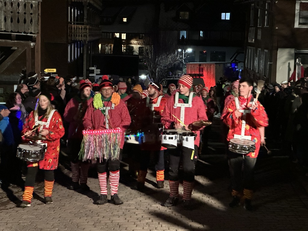 Musikvereine Altglashtten und Falkau fhrten den Umzug gemeinsam an.