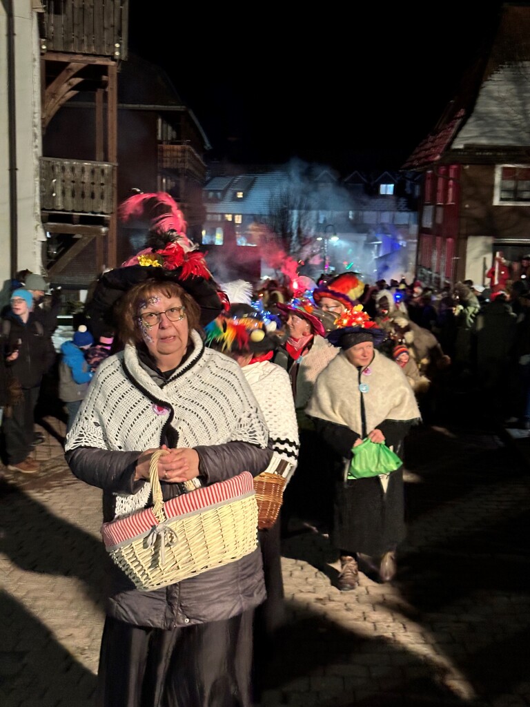 Die Gluggere Wiieber aus Feldberg werfen Guzle.