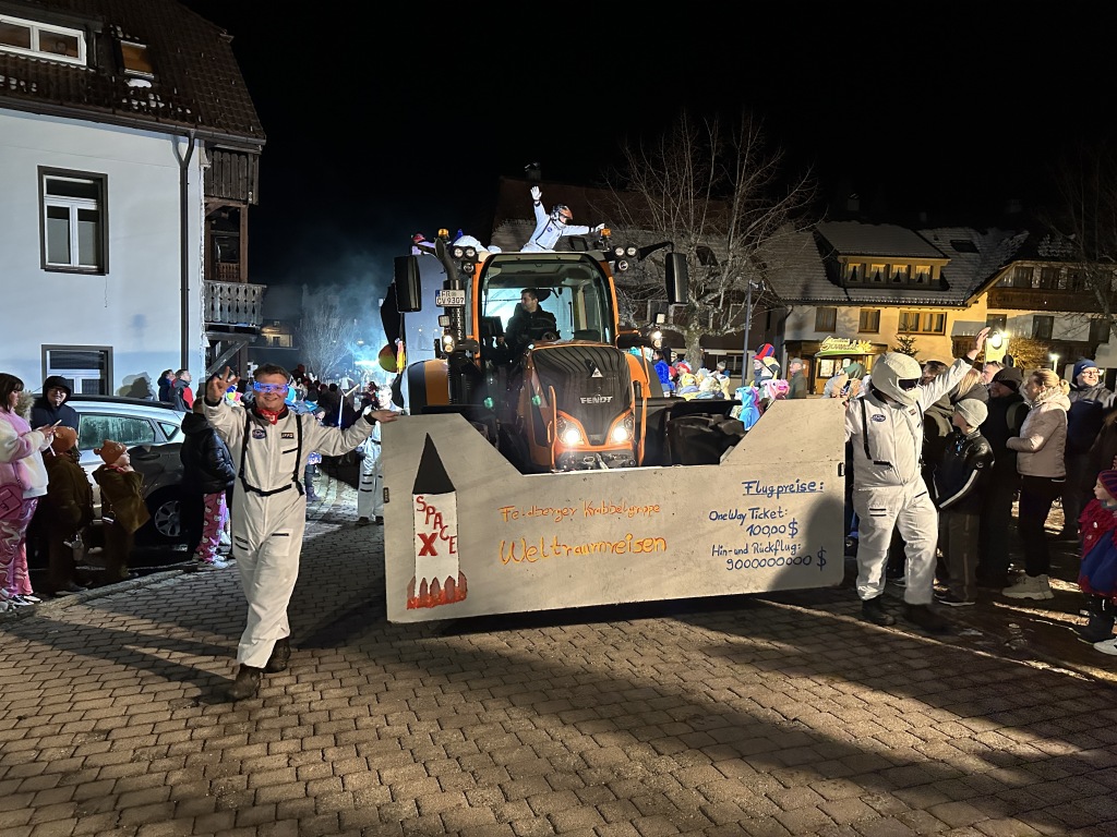 Die jungen Feldberger Wagenbauer mit ihrem Astronauto