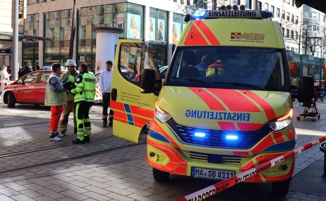 Einsatzkrfte am Montagnachmittag in der Mannheimer Innenstadt.  | Foto: Ren Priebe