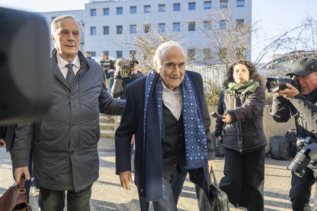 Joseph Blatter (r) muss sich wegen ein...hlung erneut vor Gericht verantworten.  | Foto: Urs Flueeler/KEYSTONE/dpa