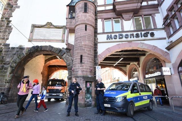Rosenmontagsumzug in Freiburg wird mit schweren Fahrzeugen abgeschirmt