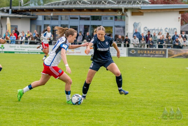 Ronja Schaer vom SC Sand (rechts) vers...amburgerin Victoria Schulz zu stoppen.  | Foto: privat