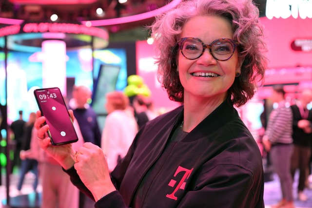 Die Telekom-Technikvorst&auml;ndin Cla...entiert das neue KI-Phone ihrer Firma.  | Foto: Wolf von Dewitz/dpa