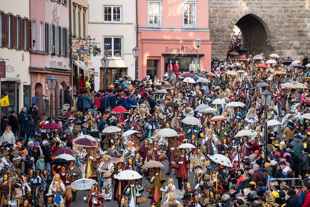 Tausende Zuschauer begleiten in Rottweil den traditionellen Narrensprung.  | Foto: Silas Stein/dpa