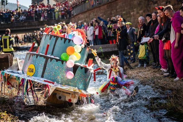 Die Da-Bach-na-Fahrt" ist einer der H&...unkte der Fastnacht im S&uuml;dwesten.  | Foto: Silas Stein/dpa