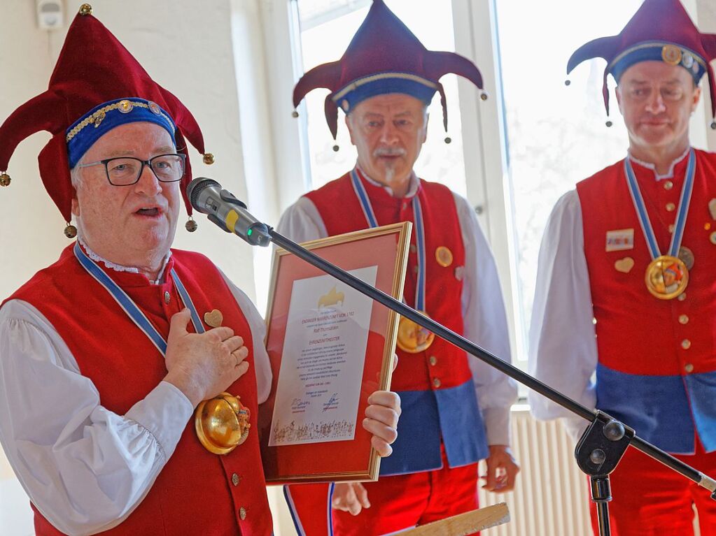 Ralf Thormhlen (l.) wurde fr seine vielfltigen Verdienste ber 50 Jahre in der Zunft zum Ehrenzunftmeister ernannt. Im Hintergrund Clemens Sexauer und Ralph Baumann.