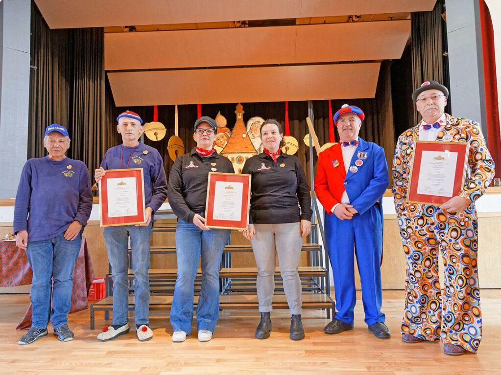 Dank fr den Einsatz fr die Endinger Fasnet ber Jahrzehnte: Die Narrennester Ostel-Bandi und Bahnhfler wurden fr 60 Jahre ausgezeichnet, die Biehlidorf-Musik fr 40 Jahre (von links).