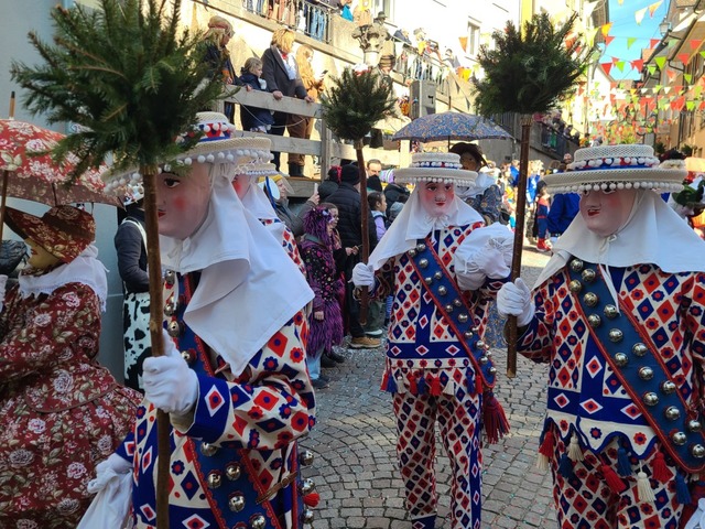 Grenzberschreitender Umzug in Laufenburg  | Foto:  Julius Berchtold