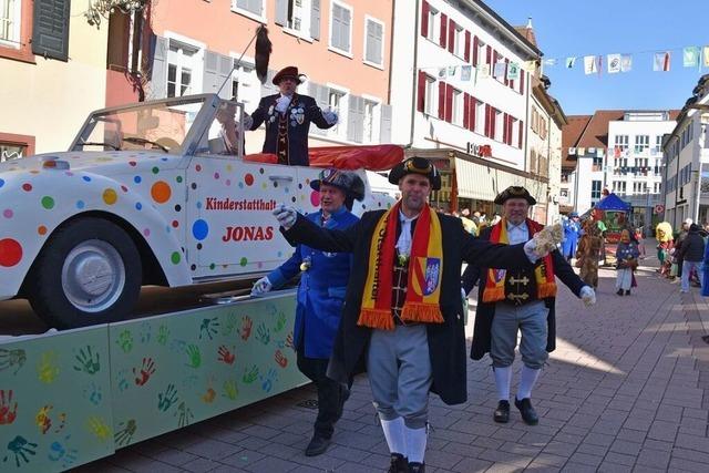 Tausende Menschen schauen sich die Fasnachtsumzge in Schopfheim an