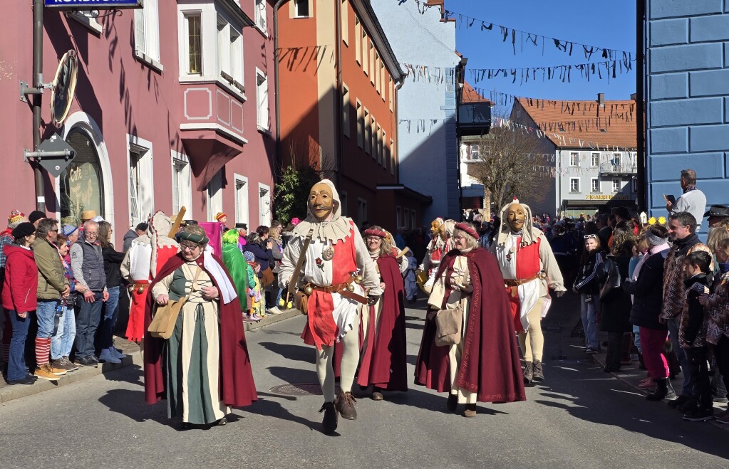 Die historische Hans-Heini-Narro Gruppe aus Allmendshofen stattete den Lffinger Narren einen Besuch ab.