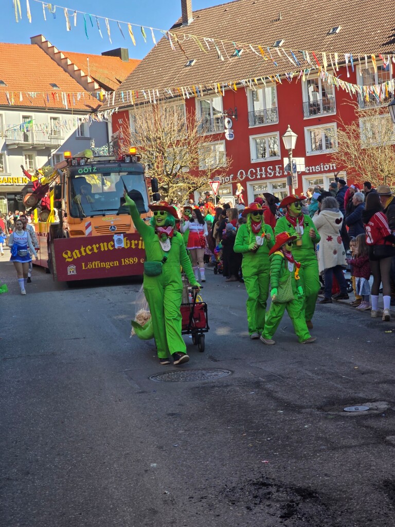 Bei strahlendem Sonnenschein verfolgten rund 7000 Zuschauer den Fasnetumzug im Baarstdtle. Bunte Kostme und froh gelaunte Narren gab es dabei zuhauf.