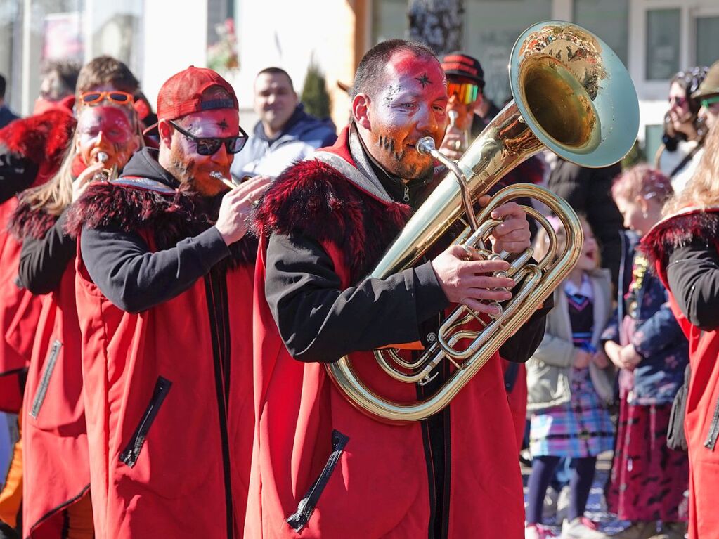 Bunt, laut und frhlich war der Rosenmndigsumzug in Grwihl.