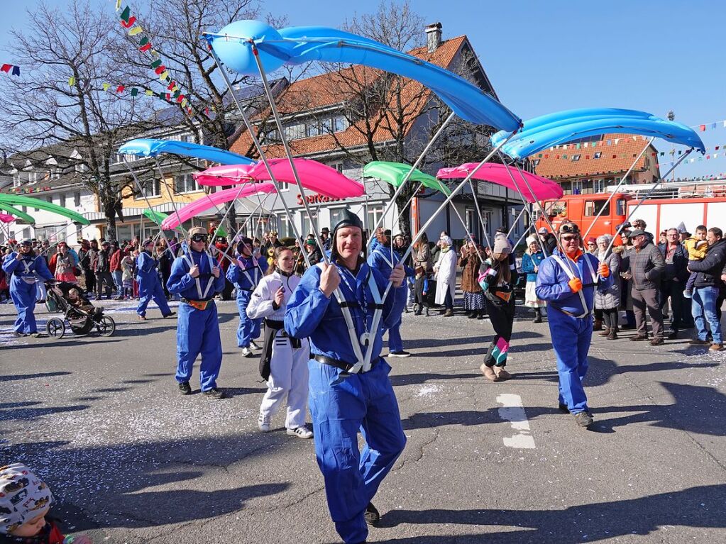 Bunt, laut und frhlich war der Rosenmndigsumzug in Grwihl.