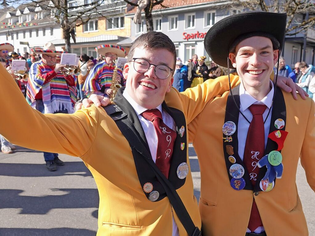 Bunt, laut und frhlich war der Rosenmndigsumzug in Grwihl.