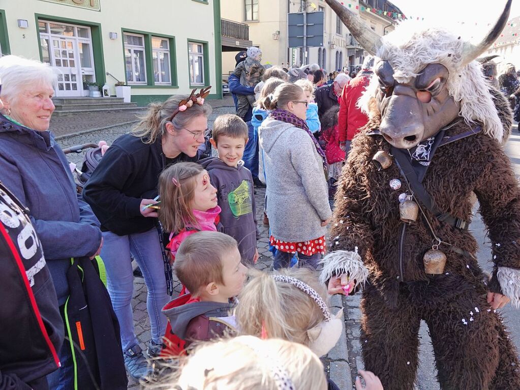 Bunt, laut und frhlich war der Rosenmndigsumzug in Grwihl.