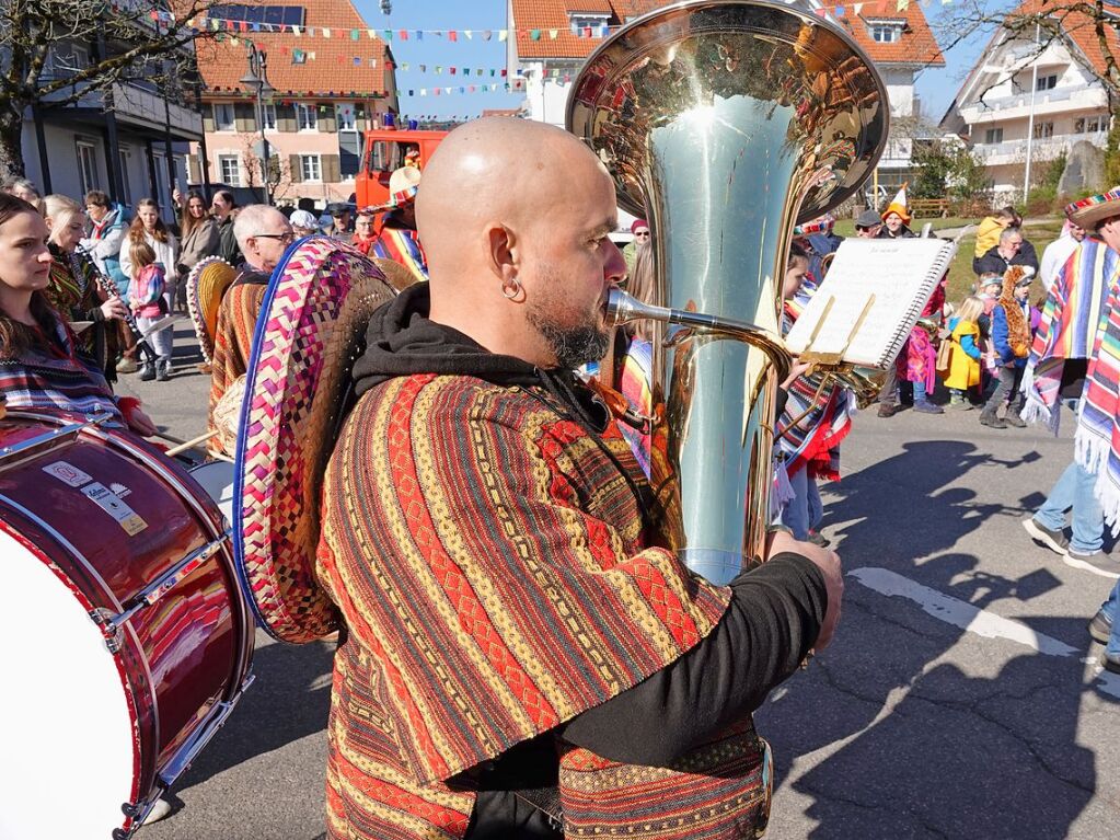 Bunt, laut und frhlich war der Rosenmndigsumzug in Grwihl.