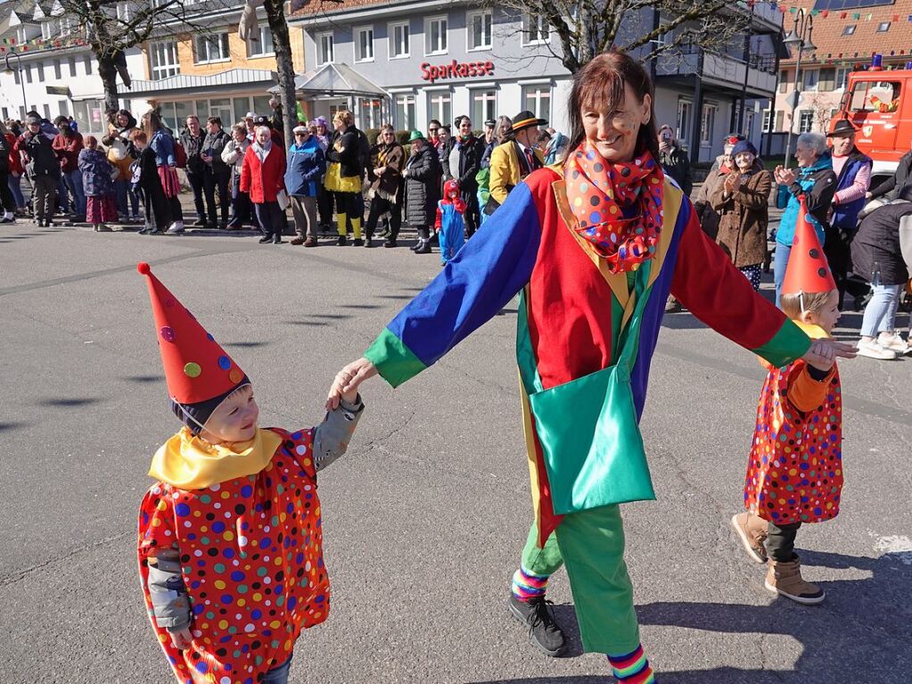 Bunt, laut und frhlich war der Rosenmndigsumzug in Grwihl.