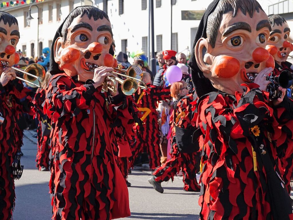 Bunt, laut und frhlich war der Rosenmndigsumzug in Grwihl.