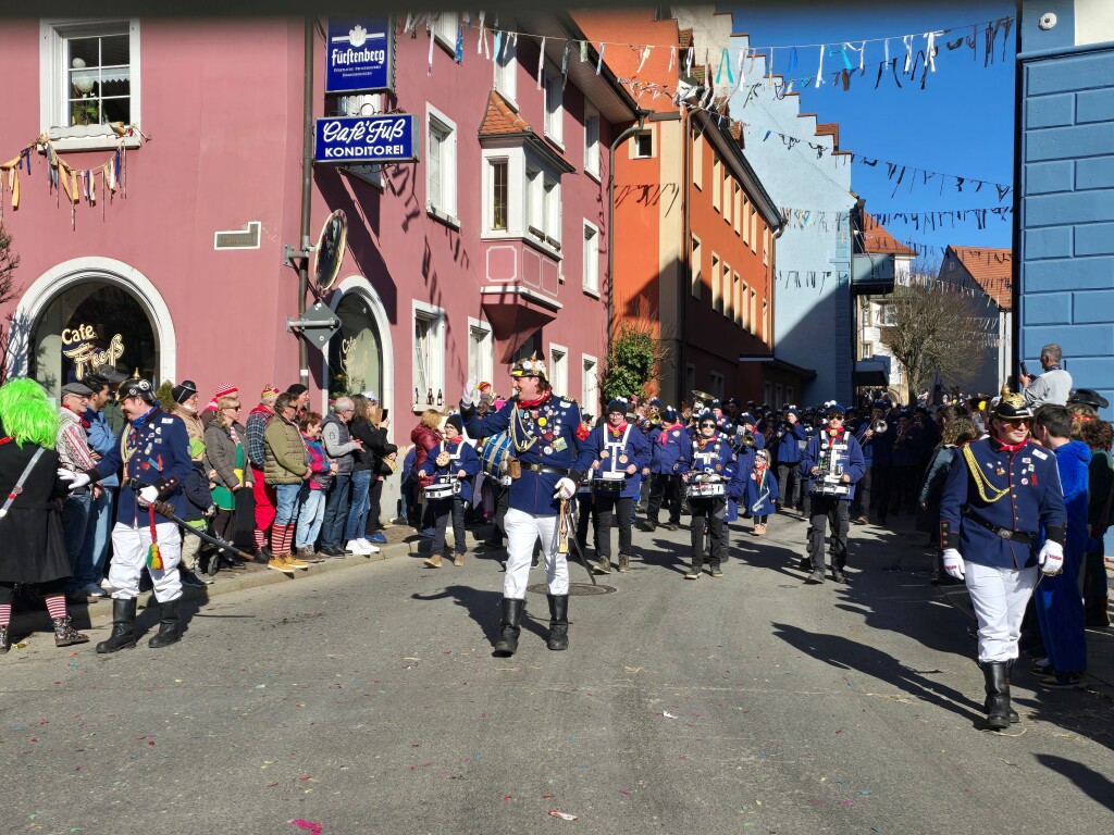 Die Narrenpolizeit hatte die Stadtmusik im Schlepptau, die den Zuschauern krftig einheizte.