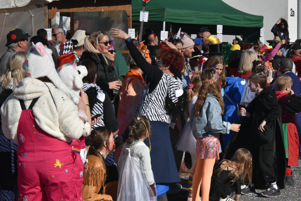 Bei frhlingshaften Temperaturen feiern die Menschen in Reute mit dem Rosenmontagsumzug ausgelassen und frhlich die Fasnet.