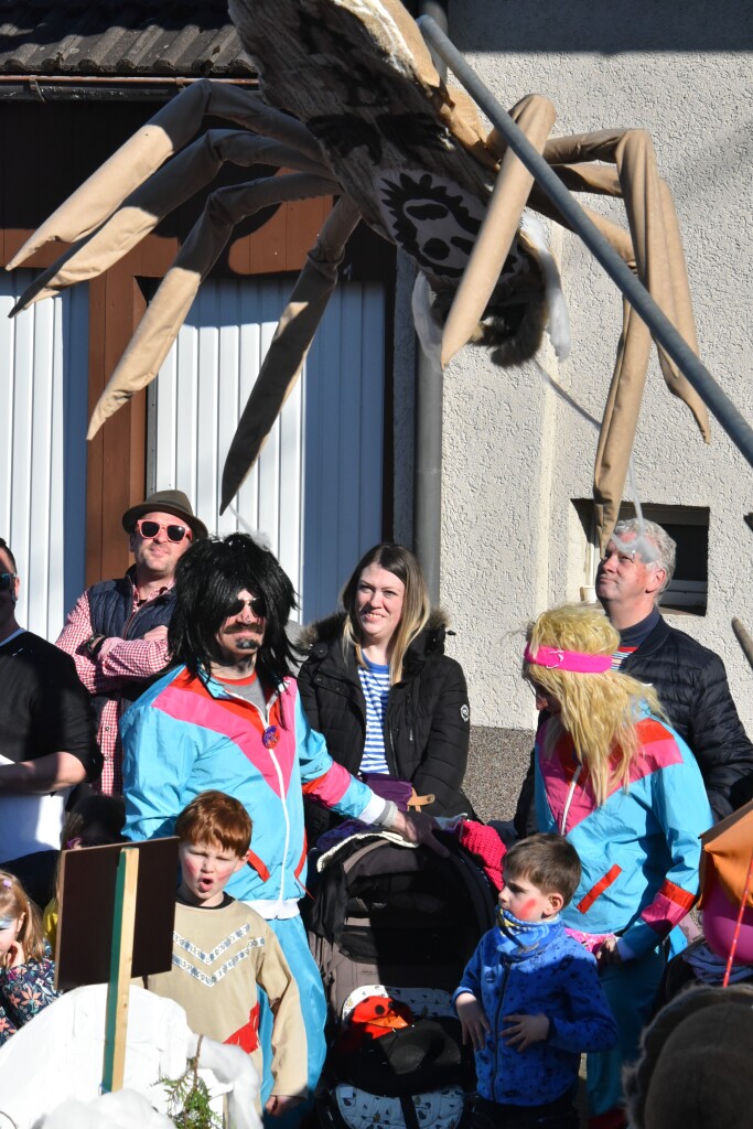 Bei frhlingshaften Temperaturen feiern die Menschen in Reute mit dem Rosenmontagsumzug ausgelassen und frhlich die Fasnet.