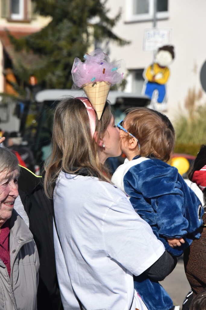 Bei frhlingshaften Temperaturen feiern die Menschen in Reute mit dem Rosenmontagsumzug ausgelassen und frhlich die Fasnet.