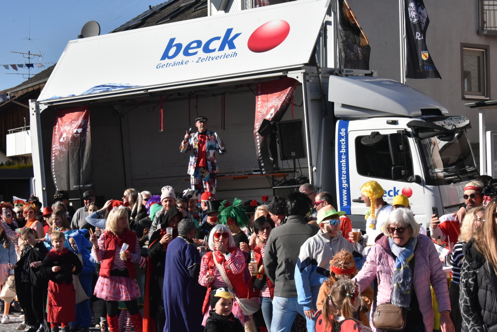 Bei frhlingshaften Temperaturen feiern die Menschen in Reute mit dem Rosenmontagsumzug ausgelassen und frhlich die Fasnet.