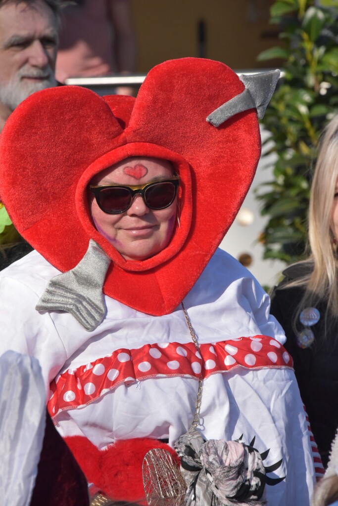 Bei frhlingshaften Temperaturen feiern die Menschen in Reute mit dem Rosenmontagsumzug ausgelassen und frhlich die Fasnet.