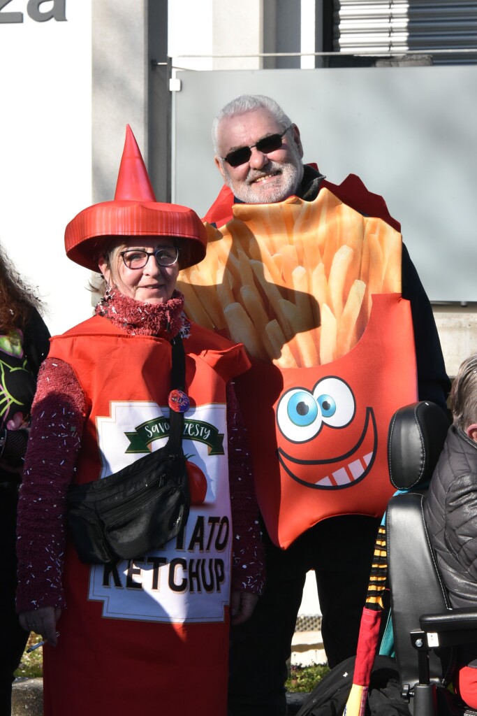 Bei frhlingshaften Temperaturen feiern die Menschen in Reute mit dem Rosenmontagsumzug ausgelassen und frhlich die Fasnet.