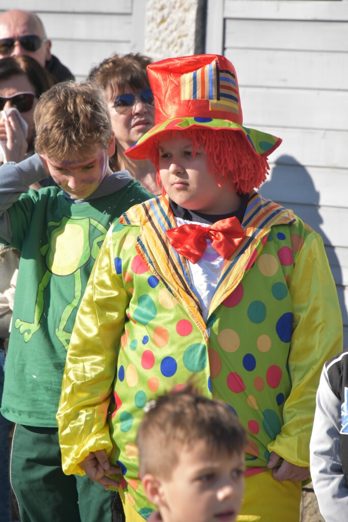 Bei frhlingshaften Temperaturen feiern die Menschen in Reute mit dem Rosenmontagsumzug ausgelassen und frhlich die Fasnet.