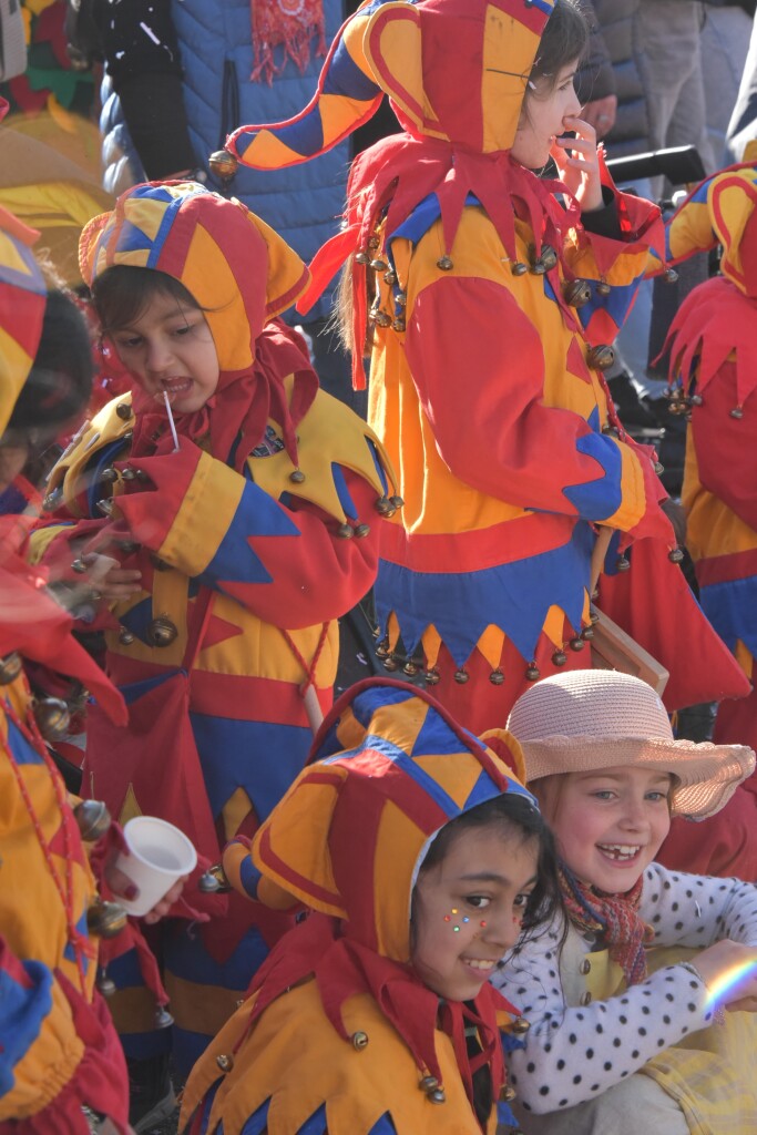 Bei frhlingshaften Temperaturen feiern die Menschen in Reute mit dem Rosenmontagsumzug ausgelassen und frhlich die Fasnet.