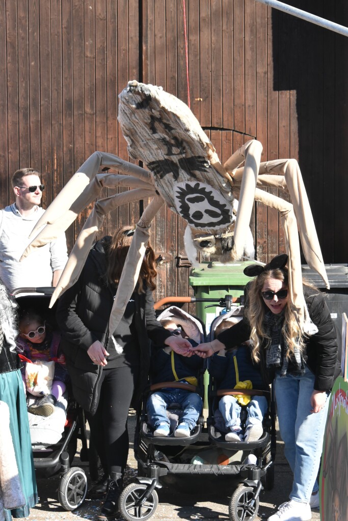 Bei frhlingshaften Temperaturen feiern die Menschen in Reute mit dem Rosenmontagsumzug ausgelassen und frhlich die Fasnet.