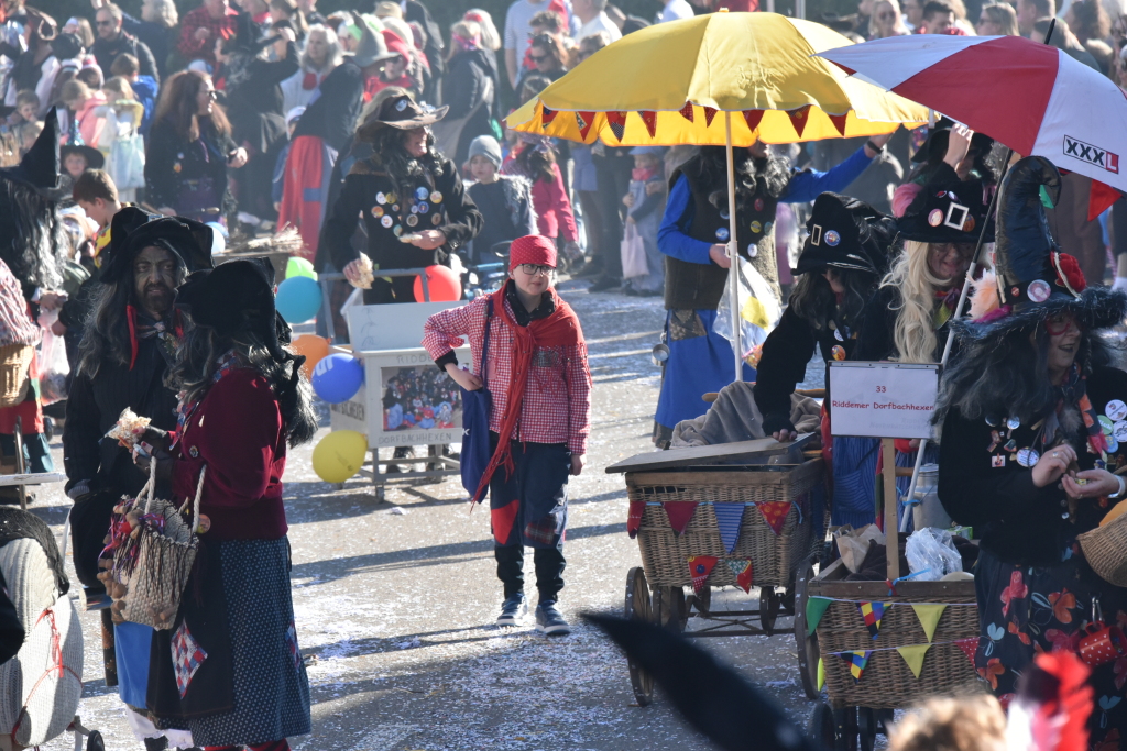 Bei frhlingshaften Temperaturen feiern die Menschen in Reute mit dem Rosenmontagsumzug ausgelassen und frhlich die Fasnet.