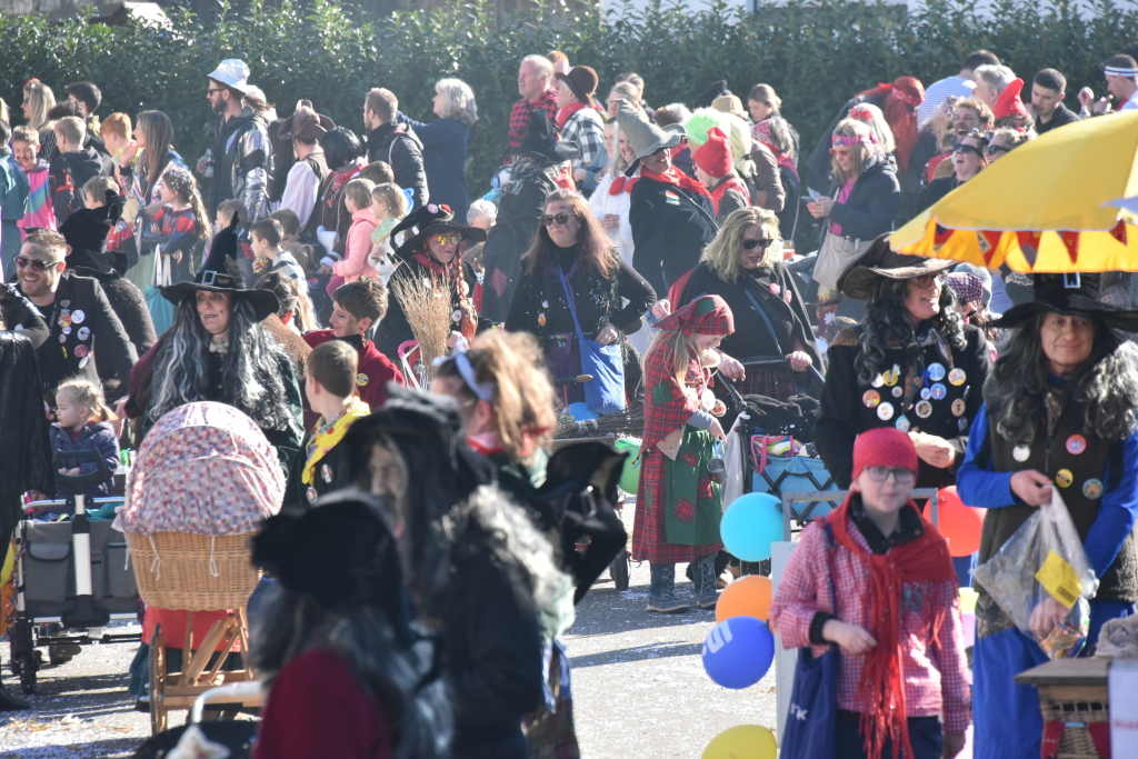 Bei frhlingshaften Temperaturen feiern die Menschen in Reute mit dem Rosenmontagsumzug ausgelassen und frhlich die Fasnet.